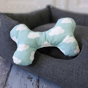 Almohada para perro con forma de hueso y nubes