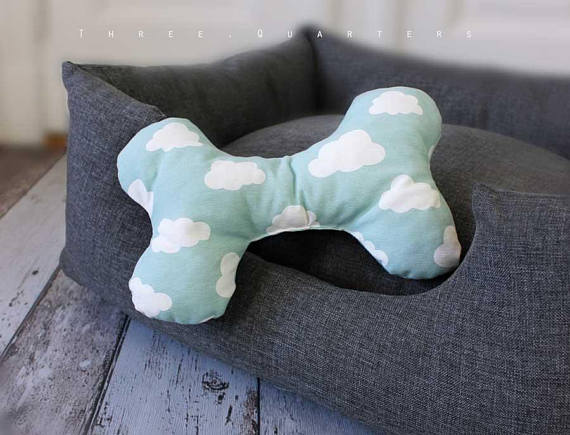 Almohada para perro con forma de hueso y nubes