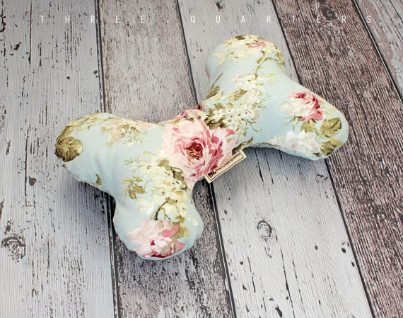 Almohada para perro con forma de hueso y rosas