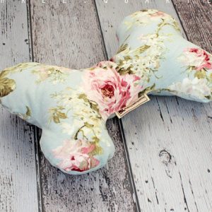 Almohada para perro con forma de hueso y rosas