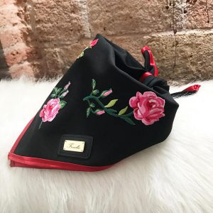 Bandana para perro con flores tejidas