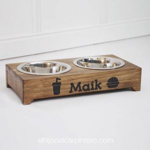 Comerdero de madera para perros con nombre