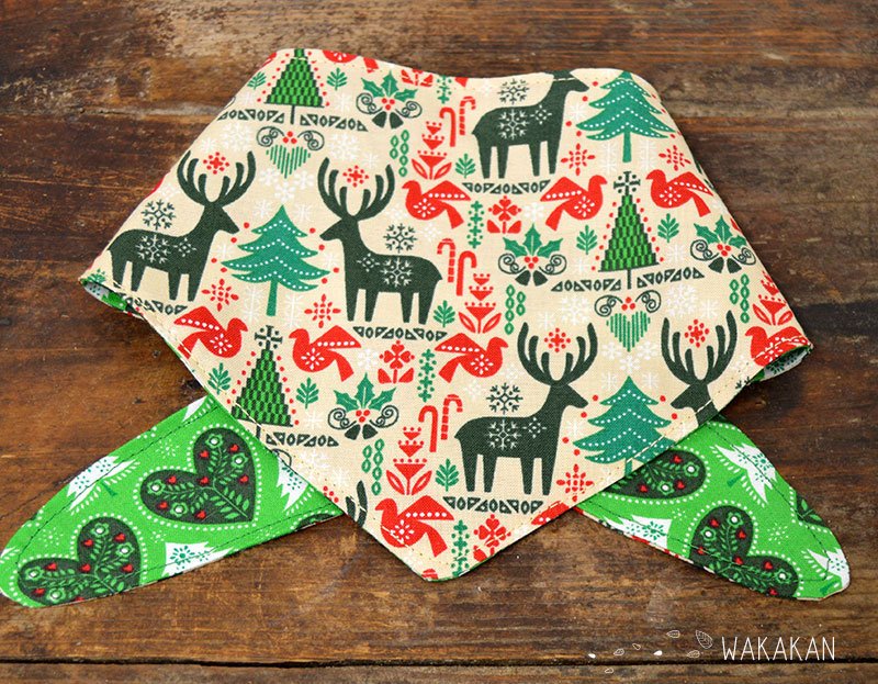 Bandana para perro reversible verde con motivos de renos y árboles navideños