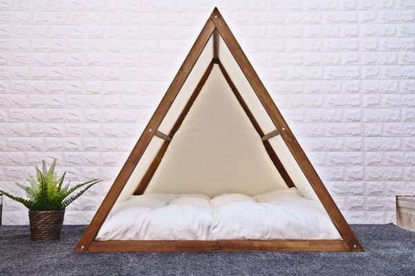 Caseta de madera estilo tipi para perros