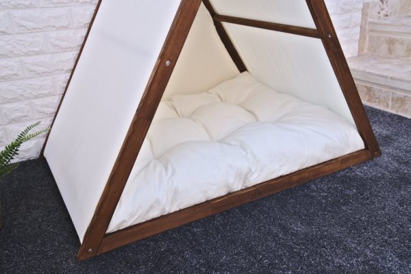 Caseta de madera estilo tipi para perros