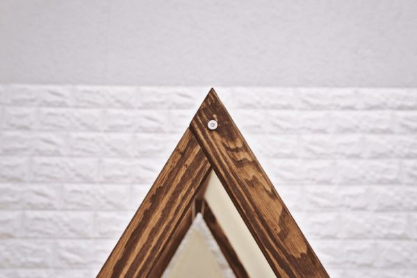 Caseta de madera estilo tipi para perros