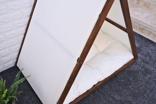 Caseta de madera estilo tipi para perros